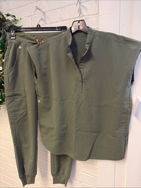Figs Olive Green Women's Scrub Top & Joggers Set